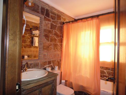 Cañete拉姆拉II号乡村民宿的一间带水槽、卫生间和淋浴的浴室