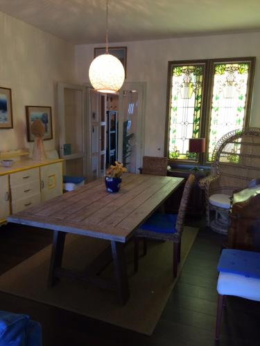 格拉多Bruseschi的一间带木桌和椅子的用餐室