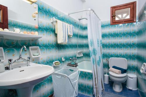 MárpissaVilla Melpomeni的一间带卫生间和水槽的浴室