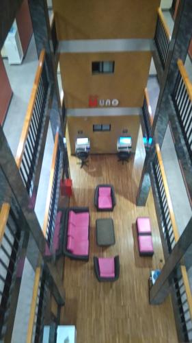 墨西哥城Hotel H - Valencia Adults Only的客房享有高空的景致,配有桌椅。