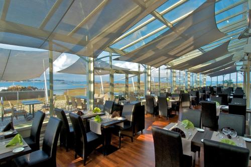 普卢巴拉内克最佳西方加布雷阿阳台酒店的一间设有桌椅的海景餐厅