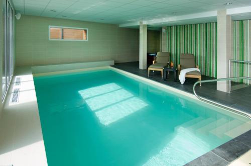 普卢巴拉内克最佳西方加布雷阿阳台酒店的室内的蓝色海水游泳池