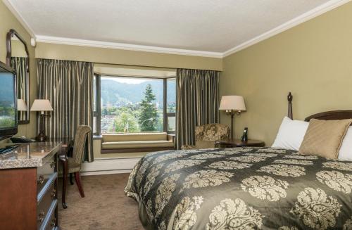 鲁珀特王子港克里斯特酒店的酒店客房设有床和窗户。
