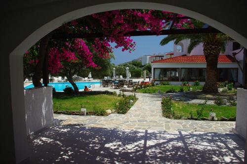 卡尔帕索斯埃斯特仑酒店的通往游泳池和度假村的拱门
