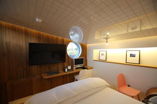 大邱翁多汽车旅馆的一间卧室配有一张床和一台平面电视