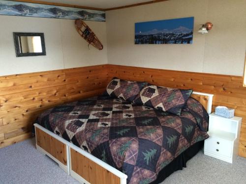 塔尔基特纳Caribou Lodge Alaska的卧室配有一张床