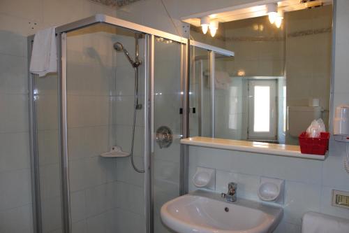 奥博哥拿破仑酒店的一间浴室
