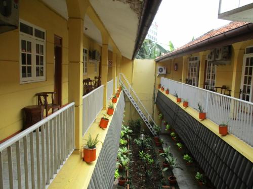 雅加达图古阿斯里酒店的一座植物建筑的阳台