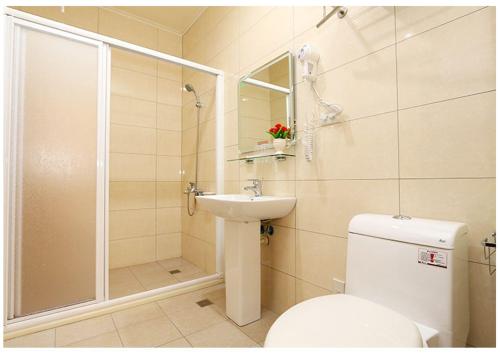 礁溪宏来民宿 的浴室配有卫生间、盥洗盆和淋浴。