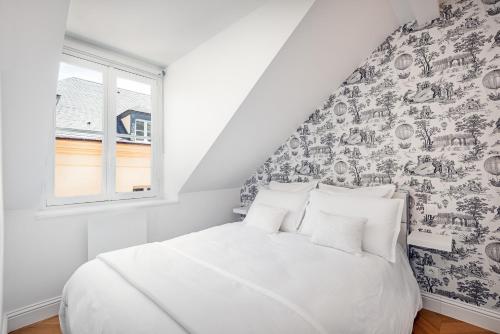 凡尔赛乐斯迪莫赛丽瓦赛奥皮迪度公寓的卧室配有白色的床和窗户。
