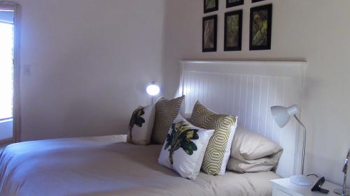 斯托姆勒菲Forest Nest的卧室配有带枕头的白色床