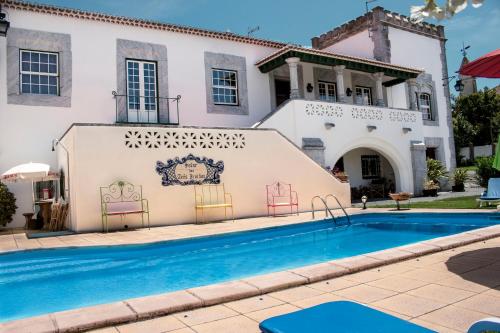 费雷拉杜阿连特茹Casa do Infante的别墅前设有游泳池