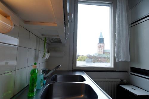 图尔库Cozy Apartment near Turku Cathedral Church的带两个水槽的厨房台面和窗户