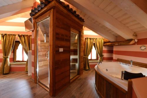 奥斯塔Vecchio Mulino Guest House的客房内的浴室设有大浴缸