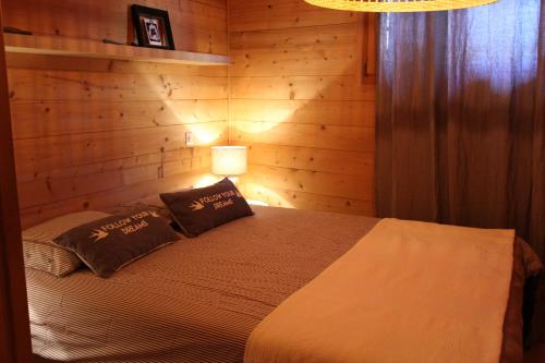罗斯聂日La Boutique的一间卧室配有带两个枕头和一盏灯的床