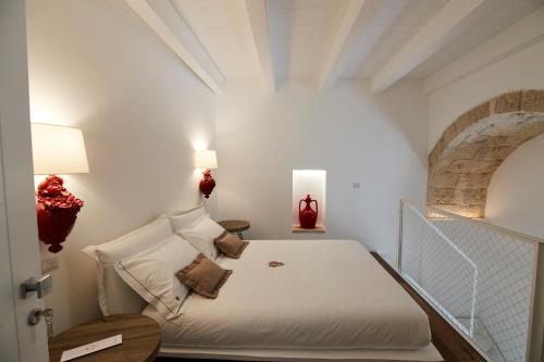 孔韦尔萨诺Iulius Suite & Spa的一间白色客房内的床铺卧室
