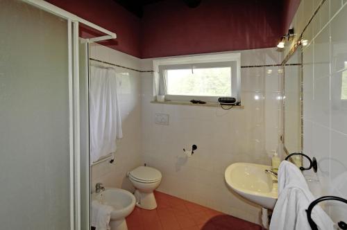 Montafia卡希纳维格诺尔农家乐的白色的浴室设有卫生间和水槽。