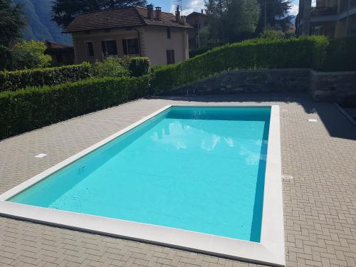 伦诺Casa Lella with pool and garden的院子里的大型蓝色游泳池