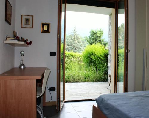 伦诺Casa Lella with pool and garden的一间卧室设有一扇通往花园的门。