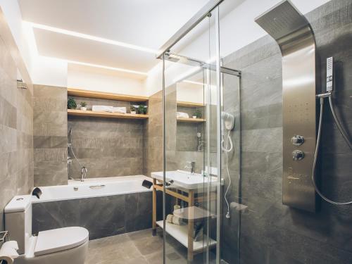 伊伦乌尔达尼比亚酒店的带淋浴、卫生间和盥洗盆的浴室