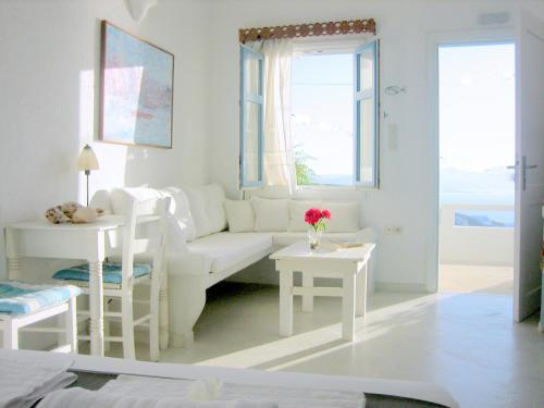 阿斯提帕莱亚镇Studios Anemomilos的白色的客厅配有白色的沙发和桌子