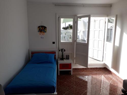 沃利迪耶Villa Nour的一间卧室设有蓝色的床和窗户。