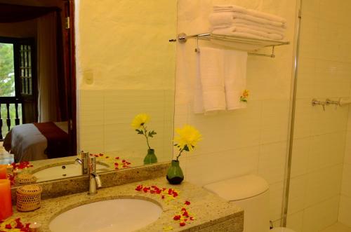 库斯科库斯科乌奈同姆布精品酒店的浴室配有盥洗盆、淋浴和毛巾