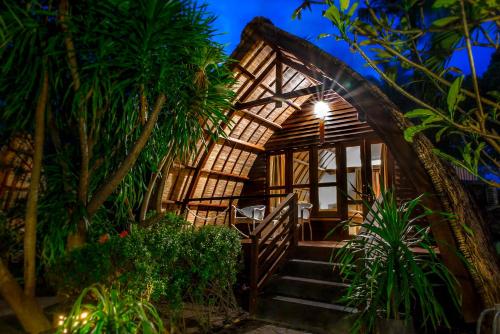 吉利特拉旺安吉利特拉万安 曼塔潜水度假酒店的竹屋,晚上有楼梯通往