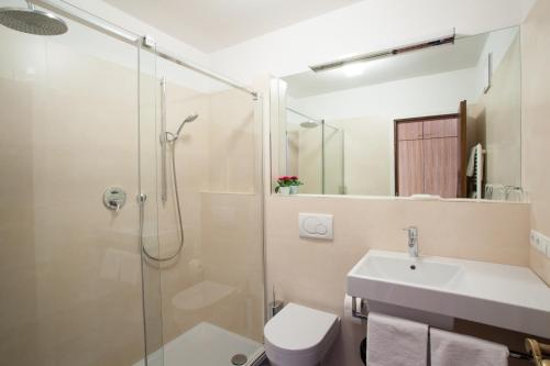 纳图尔诺魏因加滕酒店的带淋浴、盥洗盆和卫生间的浴室