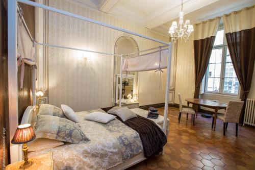 阿维尼翁索尼里小旅馆的一间卧室配有一张床铺和一张桌子,还有一间用餐室