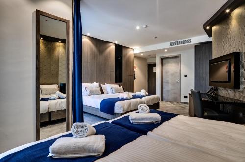 圣朱利安斯迪斯特瑞克特酒店的酒店客房,设有两张床和镜子