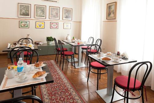 弗利加德尼亚酒店的用餐室配有桌椅和食物