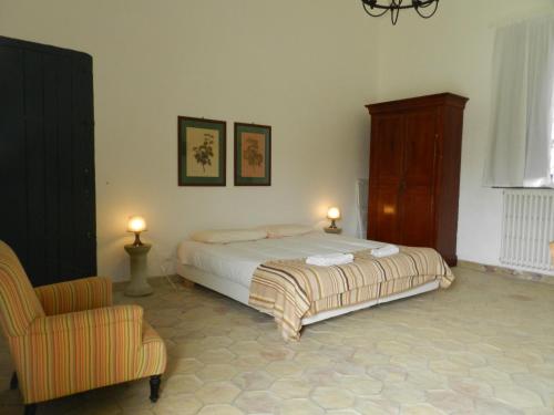 RoccapalumbaMasseria Acque Di Palermo的一间卧室配有一张床和一把椅子
