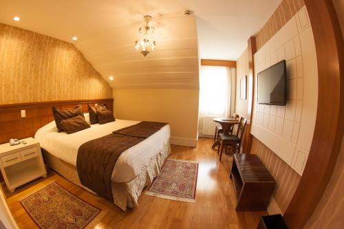 坎波斯杜若尔当卡巴罗酒店及水疗中心的酒店客房,配有床和电视