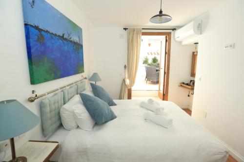 弗里希利亚纳弗里希利亚纳乡村磨坊住宿加早餐旅馆的卧室配有带蓝色枕头的大型白色床