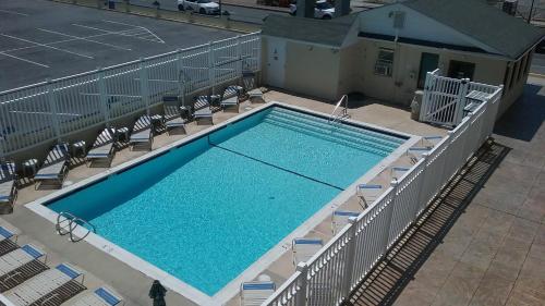 大洋城卡萨布兰卡海滨酒店的享有带椅子的大型游泳池的顶部景色