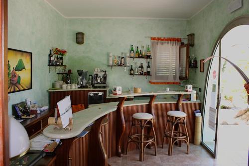 圣多米诺莱万特酒店的餐厅设有酒吧,在房间内摆放着凳子