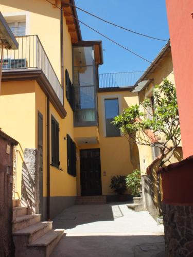 菲夏诺La Tortora的黄色的建筑,有黑色的门和楼梯