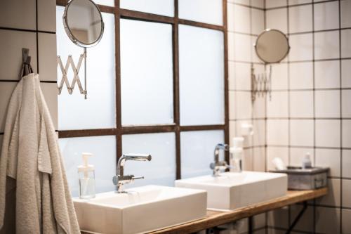 哥本哈根Woodah Hostel的浴室设有2个水槽和镜子