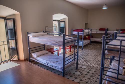 圣安娜旅馆客房内的一张或多张双层床