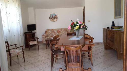 塔维亚诺Casa Bella Vista的客厅配有鲜花桌