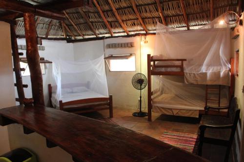 圣地亚哥La Casita Nica的客房设有两张双层床和一张桌子。