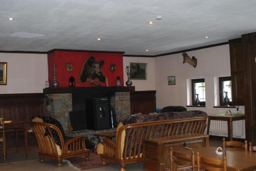 布永乐凯迪欧尔酒店的客厅设有壁炉、沙发和椅子