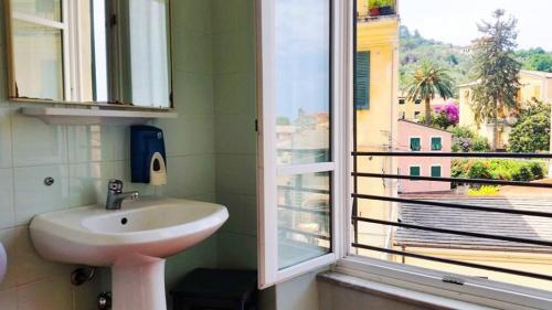 莱万托Ospitalia del Mare Hostel的一间带水槽的浴室和一个美景窗户