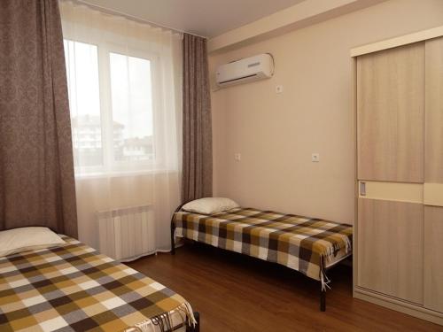 阿纳帕Apartment in Dzhemete的客房设有两张床和窗户。