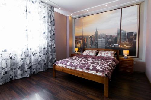 苏梅VIP Apartment on Shishkarevskaya的一间卧室设有一张床和一个大窗户