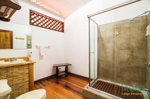 萨拉皮基La Quinta Sarapiqui Lodge的带淋浴和卫生间的浴室