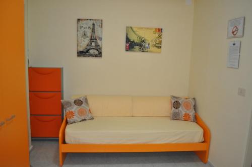 福尔米亚特拉米亚旅馆的墙上有三张照片的房间的一张床位