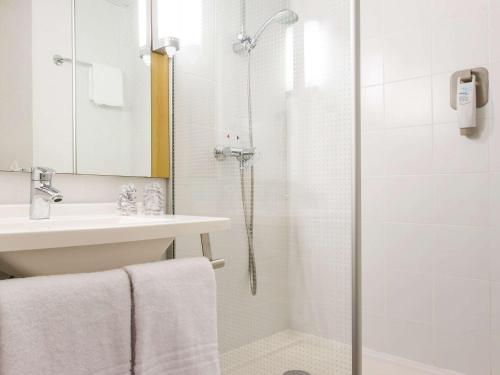 科英布拉科英布拉宜必思中心酒店的带淋浴和盥洗盆的浴室
