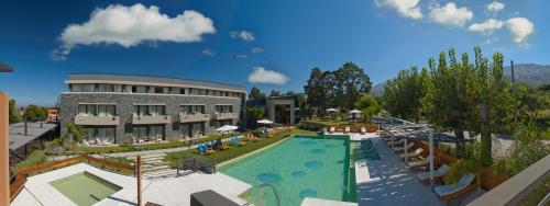 梅洛Altos De Merlo Suites的一座带游泳池和大楼的度假村